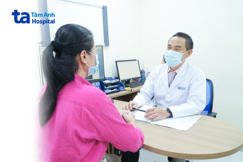 bác sĩ tư vấn ung thư từ nốt ruôi cho bệnh nhân