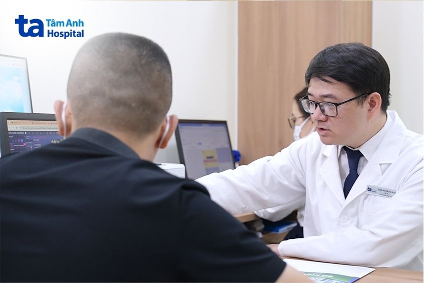 bác sĩ tư vấn về triệu chứng cho bệnh nhân
