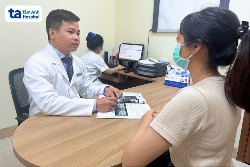 bác sĩ tuấn đang tư vấn cho khách hàng tại khoa ngoại vú