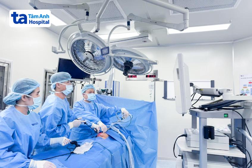 bác sĩ vũ phẫu thuật soi gương cho bé hương