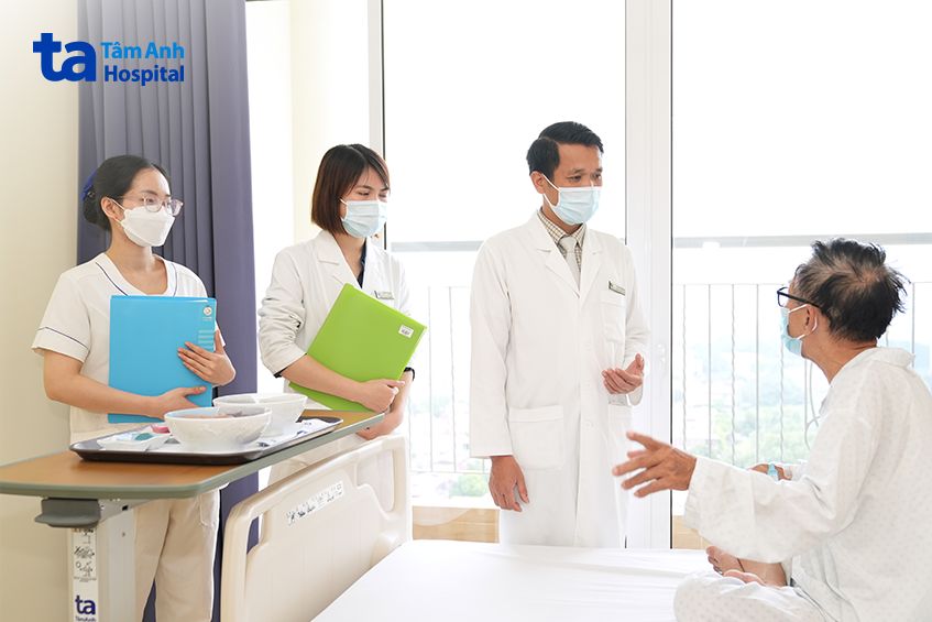 bác sĩ y tá hỏi thăm bệnh nhân