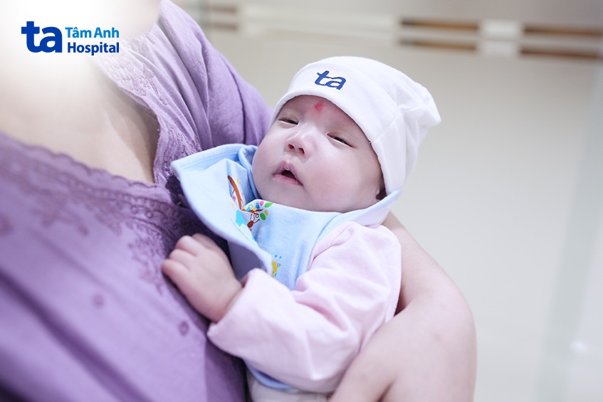 bé tiểu cún trong vòng tay của mẹ