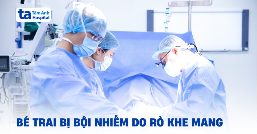 Bé trai bị bội nhiễm do rò khe mang