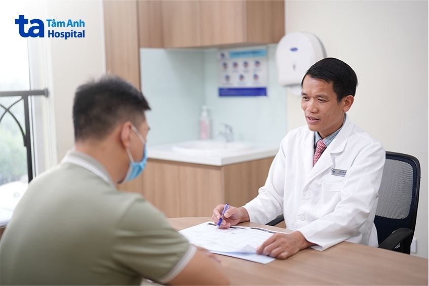 bệnh nhân đi khám bác sĩ khi đau bụng