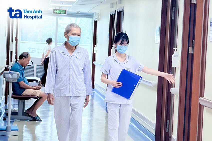 bệnh nhân đi lại sau phẫu thuật