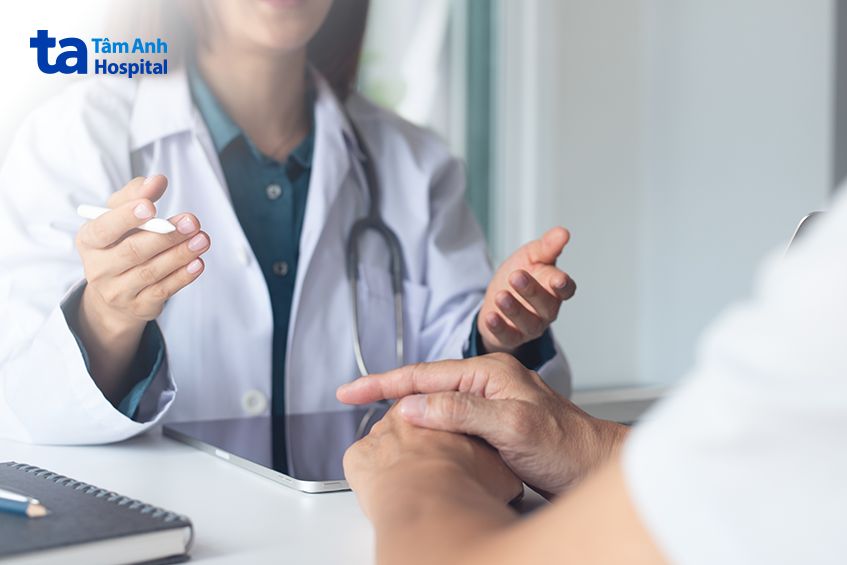 bệnh nhân được bác sĩ hỏi thăm tư vấn