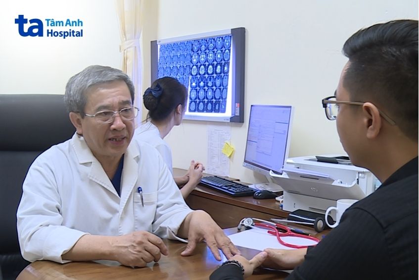 bệnh nhân được bác sĩ tư vấn