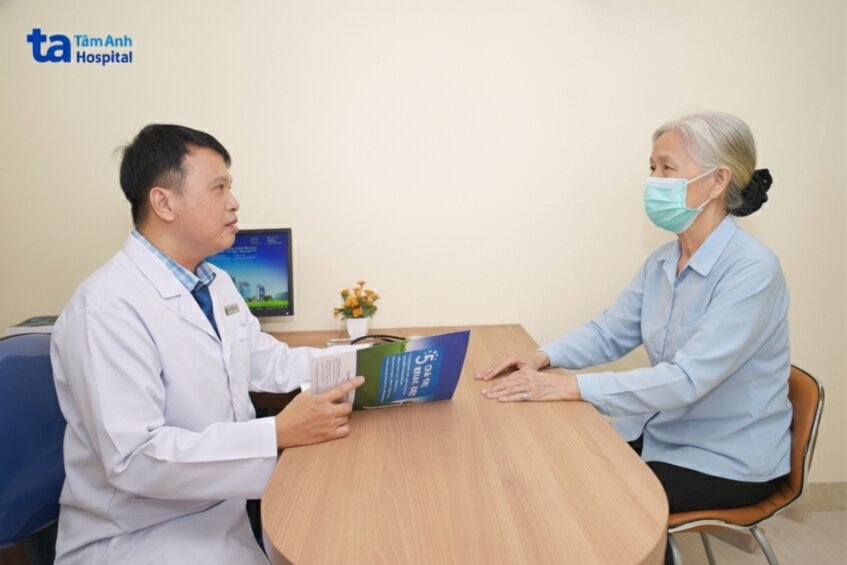 bệnh nhân được tư vấn tại khoa xạ trị