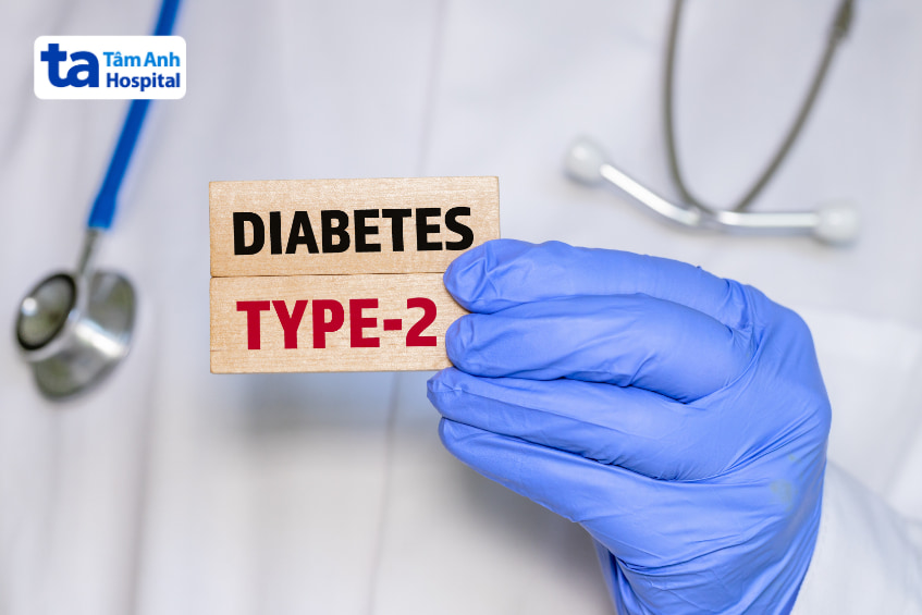 Bác sĩ cầm bảng chữ diabetes type 2, biểu thị bệnh tiểu đường típ 2 thường gặp