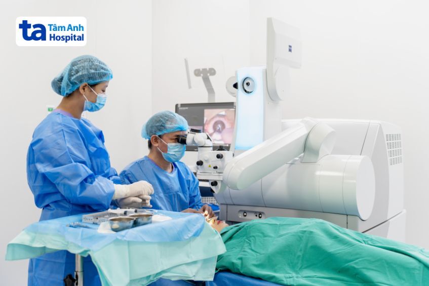 Bác sĩ đang phẫu thuật khúc xạ