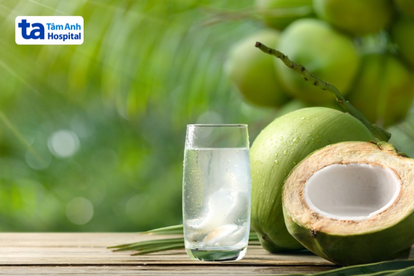 bị ngộ độc thức ăn nên uống gì - nước dừa là một trong những lựa chọn phù hợp
