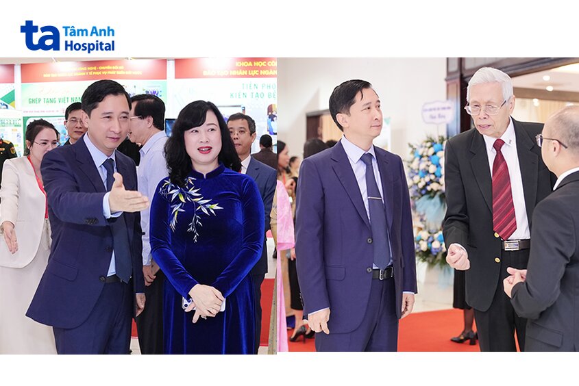 bộ trưởng y tế cùng nhiều lãnh đạo cấp cao ghé thăm