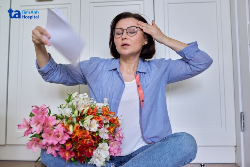Phụ nữ trung niên bị bốc hỏa, khó chịu do rối loạn nội tiết tố thời kỳ mãn kinh