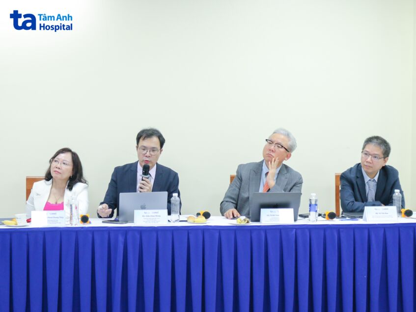 BS Chih-Chun Wang (thứ hai từ trái sang), Giám đốc Phẫu thuật Đầu và Cổ Khoa Tai Mũi Họng; Phó Giám đốc Trung tâm Ung thư, Bệnh viện E-Da, Đài Loan trình bày bài báo cáo tại hội thảo