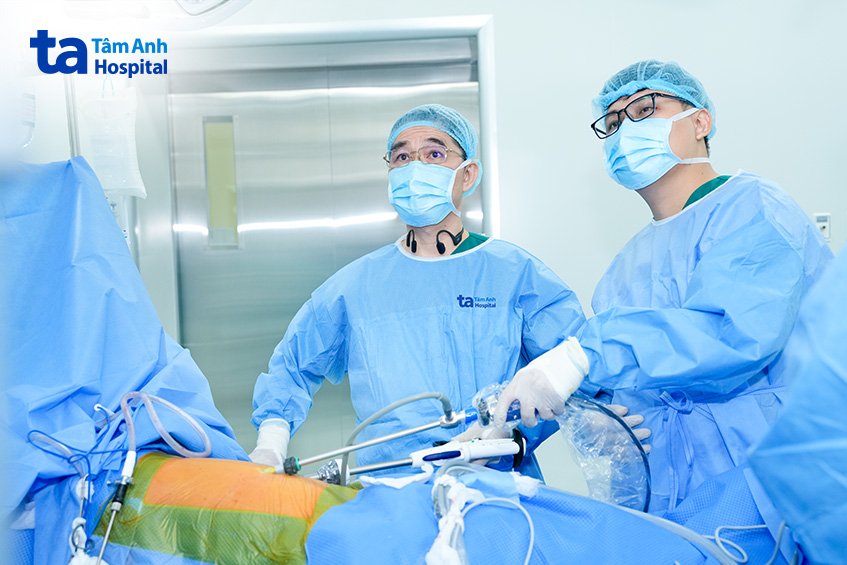 Bác sĩ Dũng (trái) cùng ê kíp phẫu thuật nội soi lấy u lao phổi cho bệnh nhân