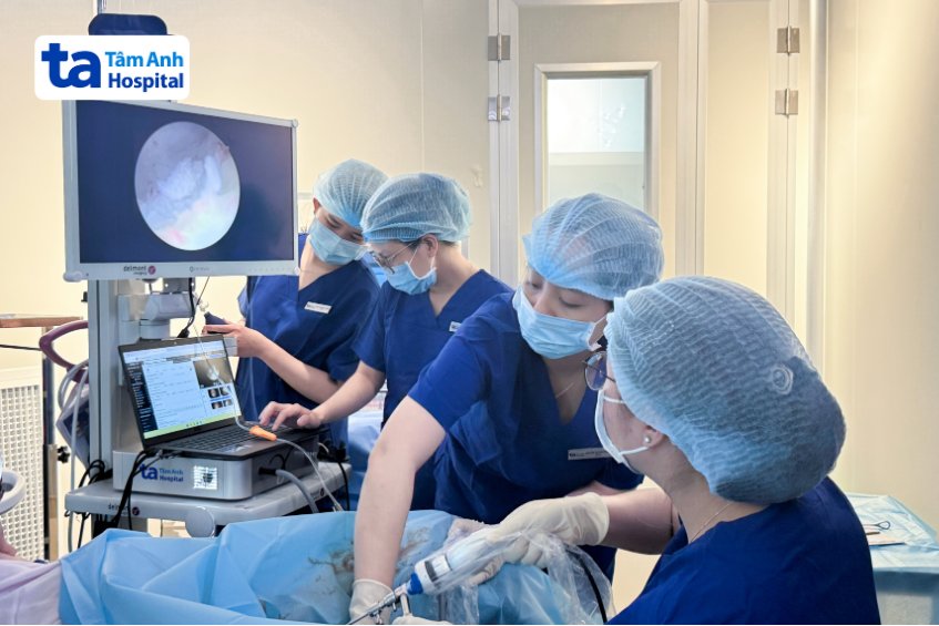 Bác sĩ Giang (ngoài cùng bên phải) nội soi buồng tử cung cho người bệnh