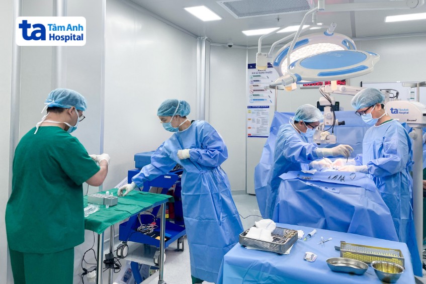 Bác sĩ Huy chọc hút tinh trùng từ mào tinh ông Quân và chuyển đến phòng Lab