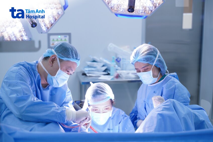 bs liên cùng ekip thực hiện phẫu thuật