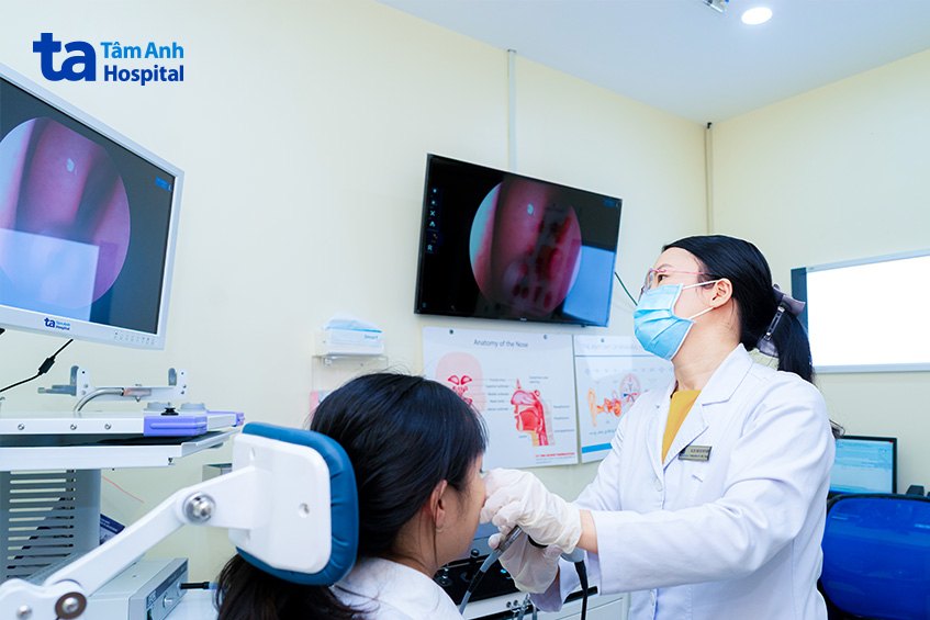 bác sĩ nội soi mũi cho bệnh nhân