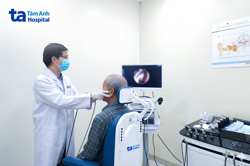 bs Phát nội soi mũi cho ông Lăng