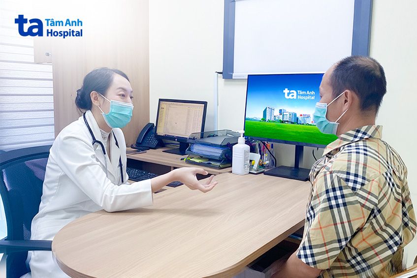 bác sĩ Vân khám cho anh Vũ