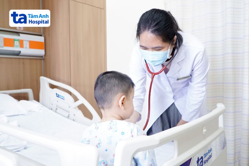 Bác sĩ Vân khám cho bé Huy