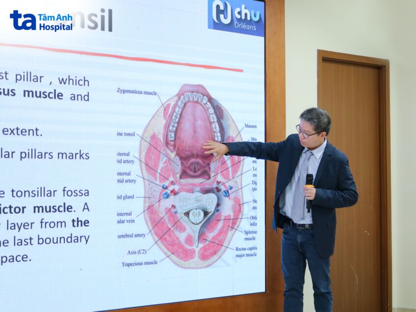 BS Võ Tấn Đan, bác sĩ Phẫu thuật Tai Mũi Họng và Đầu Cổ, Bệnh viện Đại học Trung tâm Orléans (Pháp) đang trình bày tại hội thảo