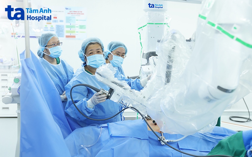 bs.ckii nguyễn bá mỹ nhi (giữa), giám đốc trung tâm sản phụ khoa, mổ cắt tử cung toàn phần bằng robot da vinci xi. ảnh_ bệnh viện đa khoa tâm anh