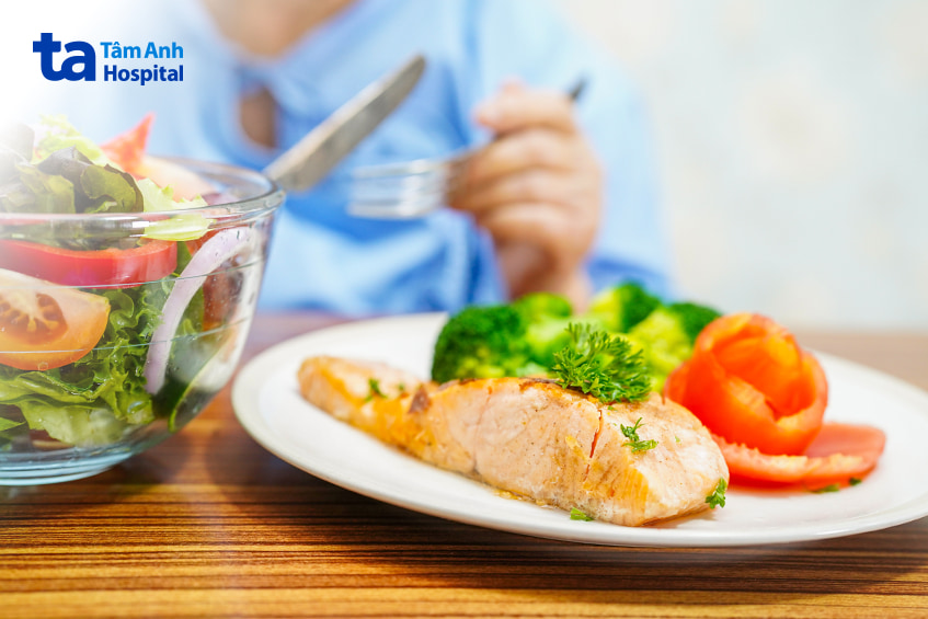 Bữa ăn lành mạnh với cá hồi, bông cải xanh và rau xanh phù hợp cho người bị bệnh trĩ