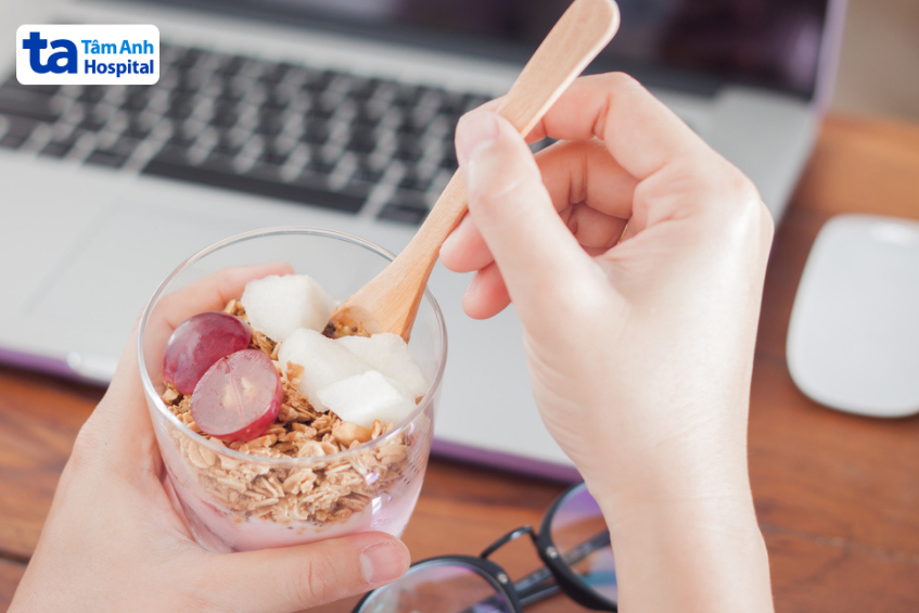 bữa phụ với yên mạch sữa chua và hoa quả tươi