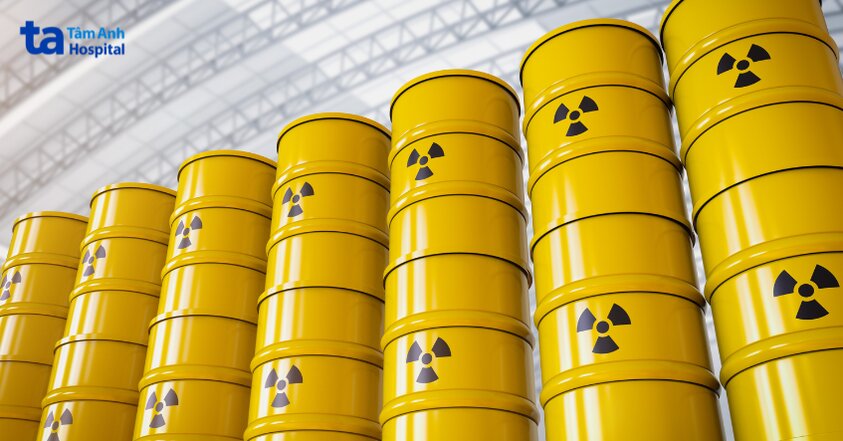 bức xạ đều có ở tự nhiên và nhân tạo