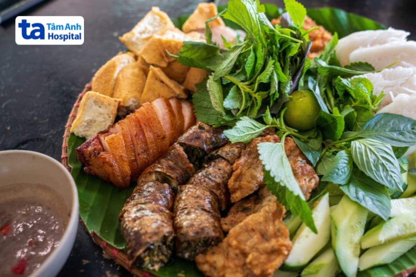 Mâm bún đậu mắm tôm đầy đủ với đậu phụ, thịt luộc, chả và rau sống