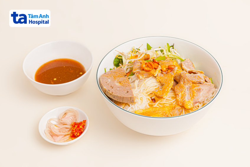 Tô bún thịt heo với chả lụa, rau sống và chén mắm nêm bên cạnh