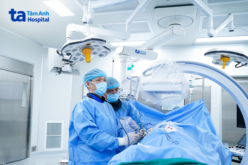 buổi phẫu thuật đang diễn ra cùng ekip bác sĩ