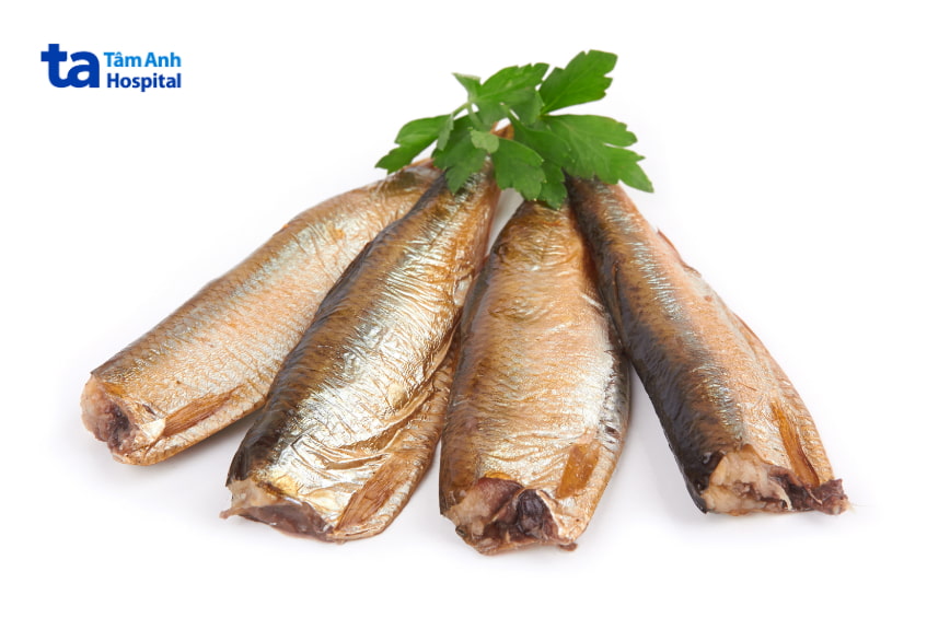 Cá xông khói nguyên con đặt trên nền trắng, không phù hợp cho bà bầu