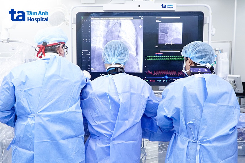 các bác sĩ can thiệp cấy van động mạch chủ qua ống thông cho bệnh nhân. ảnh_ trung vũ