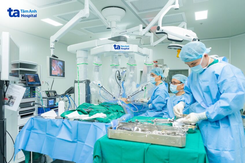 Các bác sĩ Bệnh viện Đa khoa Tâm Anh đang phẫu thuật bằng Robot Da Vinci Xi hiện đại hàng đầu thế giới
