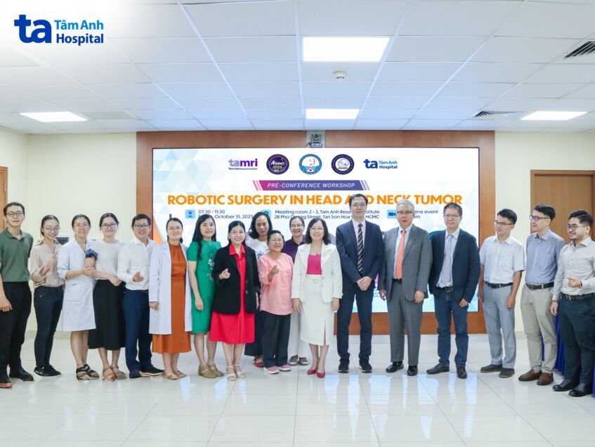 Các bác sĩ tham gia hội thảo chụp hình kỷ niệm sau chương trình