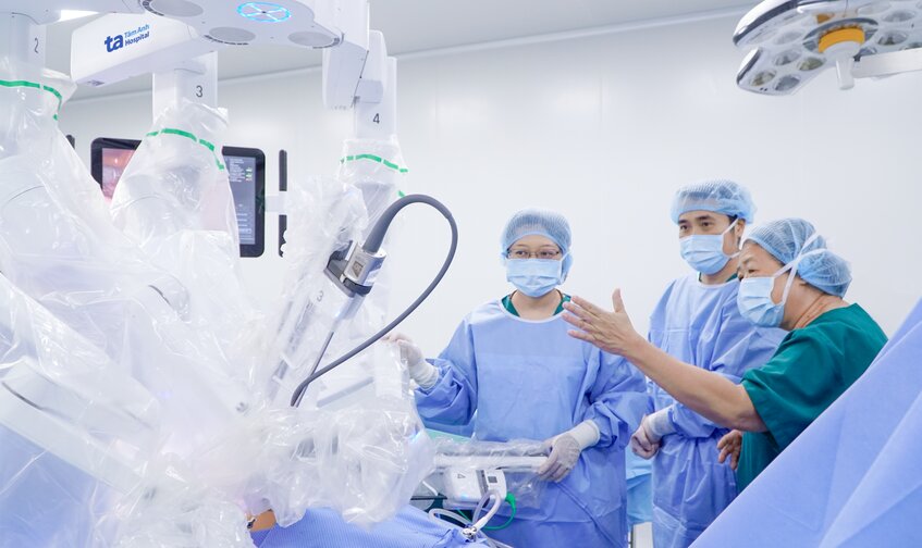 các bác sĩ trao đổi trước ca mổ