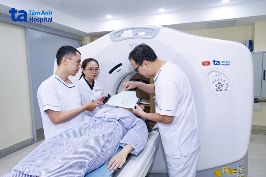 các kỹ thuật viên làm gấp mặt nạ cố định