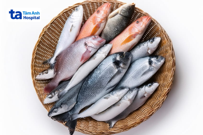Nhiều loại cá tươi đặt trong rổ tre, gồm cá thu, cá ngừ và cá biển lớn