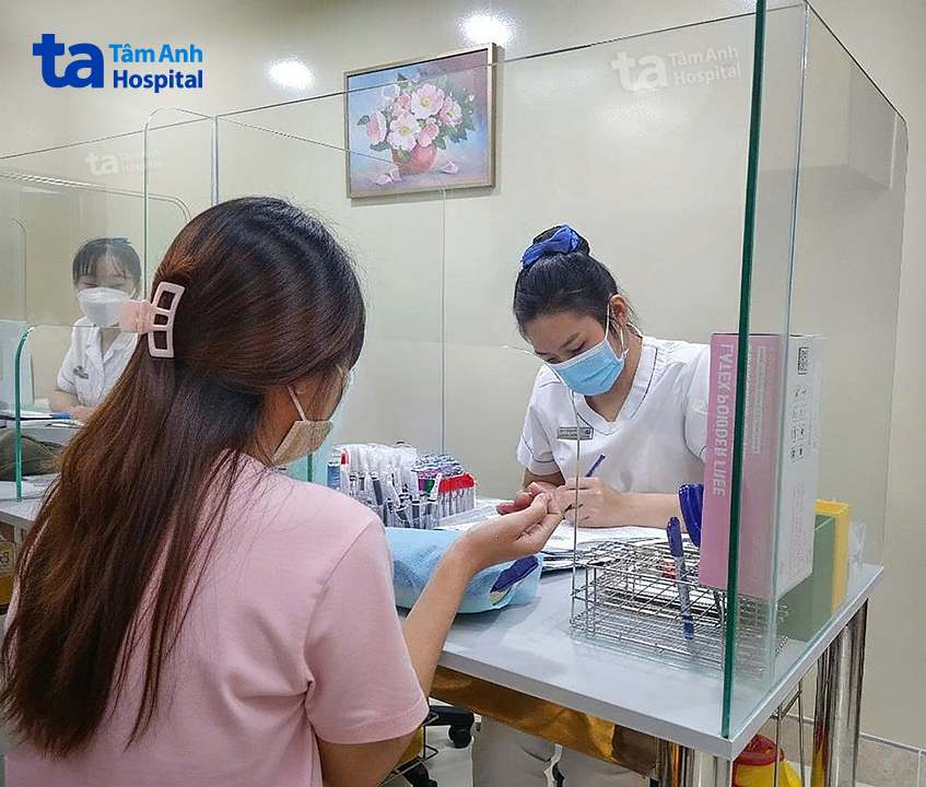 chị liên đang thực hiện các xét nghiệm chẩn đoán