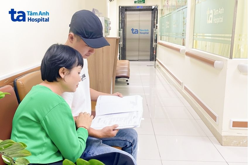 chồng đưa mẹ bầu đi khám