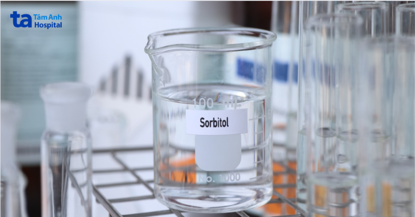 Cốc thủy tinh đựng dung dịch sorbitol trong phòng thí nghiệm y tế