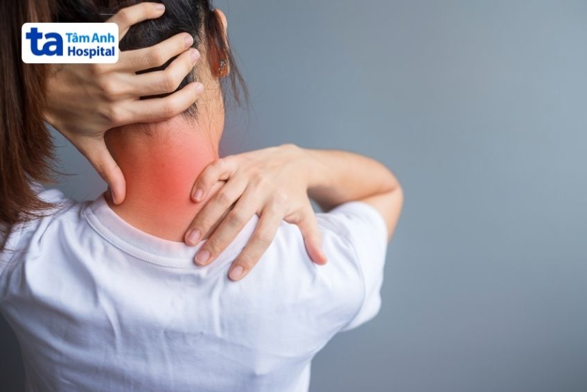 cứng gáy là dấu hiệu thường gặp của bệnh