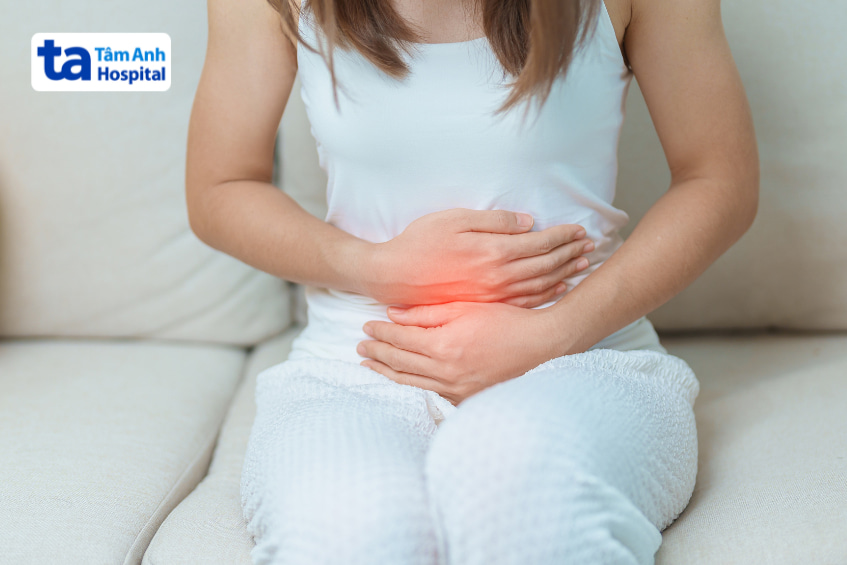 Người phụ nữ ôm bụng biểu hiện đau sau mổ, dấu hiệu biến chứng sau cắt túi mật nội soi