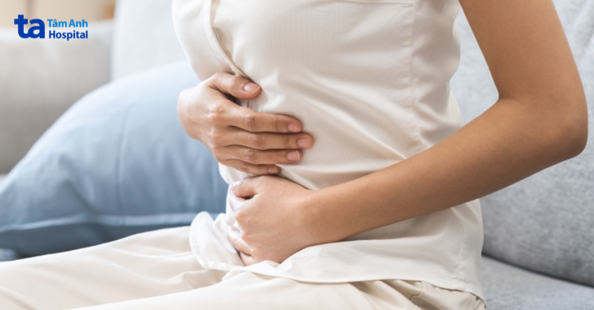 Người phụ nữ ôm bụng đau, biểu hiện tiêu chảy cần dùng thuốc loperamide