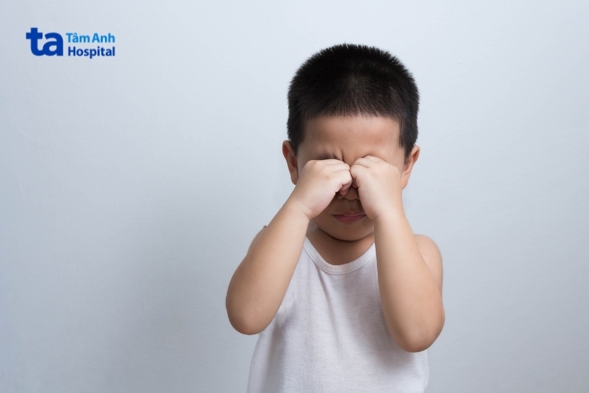 Dấu hiệu nhận biết tật khúc xạ bẩm sinh ở trẻ
