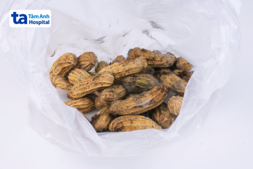đậu phộng có dấu hiệu bị mốc, không nên sử dụng