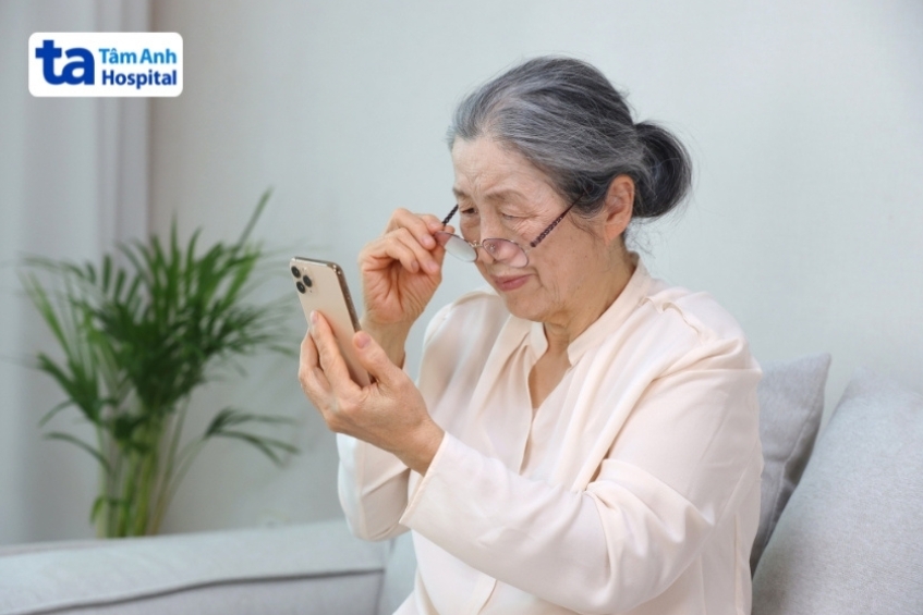 Đeo kính lão thị giúp nhìn gần rõ hơn